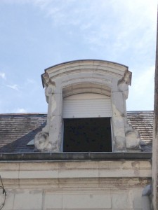 Taille de pierre, lucarnes à La Croix en Touraine